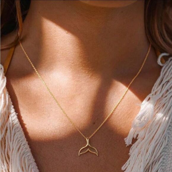 Free People Jewelry - Gold Whale Tail Necklace M574